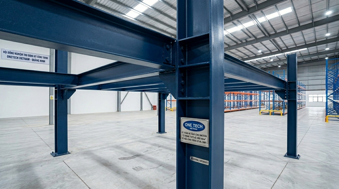 Khung beam kệ sàn mezzanine chịu tải Khung beam chịu tải của kệ sàn mezzanine trong kho hàng Quảng Ninh