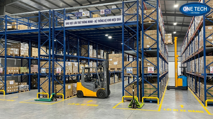 Xe nâng chuyên dụng trong kho trung chuyển Mẫu xe nâng chuyên dụng cần tính toán khi thiết kế kệ kho trung chuyển
