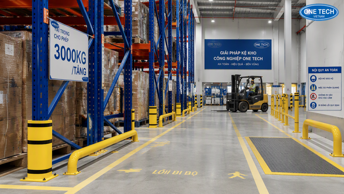 Bảo vệ chân trụ kệ kho giúp giảm va chạm xe nâng trong kho Quảng Ninh
